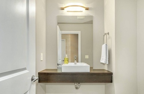 Silver Lake House | Stylish Gorgeous Quiet Residential Home near Mill Creek