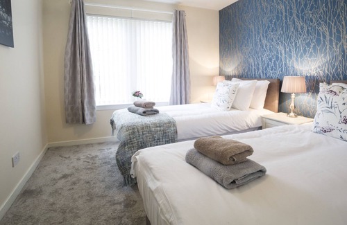 Tollcross Apartment | Stylish ground floor one bedroom self catering apartment close to Emirates Arena