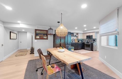 Sandy House | Stylish Guest Home with Garden and Mountain View