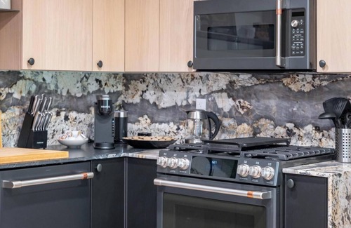 Sandy House | Stylish Guest Home with Garden and Mountain View