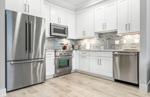 Central Sarasota Apartment | Stylish Gulfside Sarasota Getaway – Steps to Sand