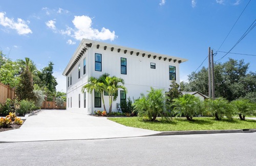 Central Sarasota Apartment | Stylish Gulfside Sarasota Getaway – Steps to Sand