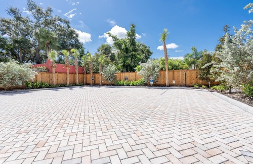 Central Sarasota Apartment | Stylish Gulfside Sarasota Getaway – Steps to Sand