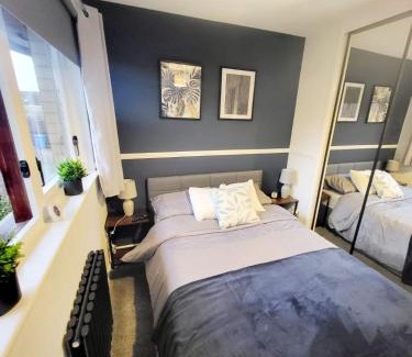 Linlithgow House | Stylish home in Linlithgow with free parking