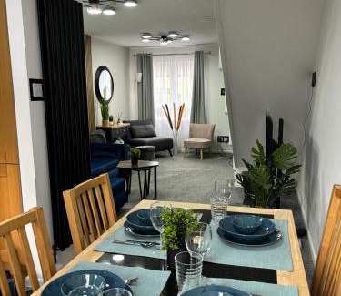 Linlithgow House | Stylish home in Linlithgow with free parking