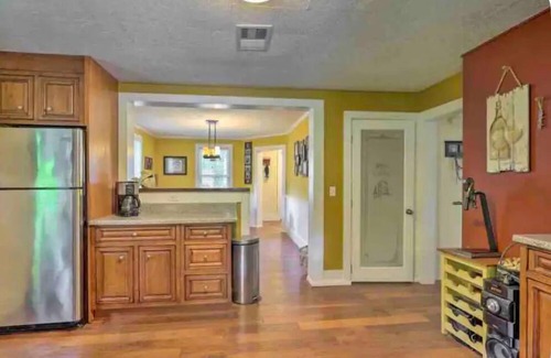 Mayville House | Stylish Home Near CHQ Institution & Lake Side Park-Back Yard for Entertaining