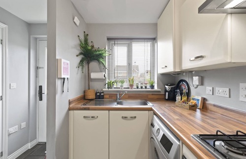 Newquay House | Stylish Home with Private Parking & Garden