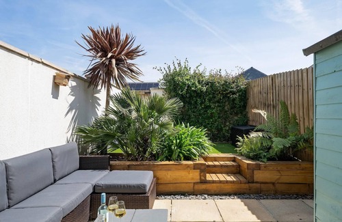 Newquay House | Stylish Home with Private Parking & Garden