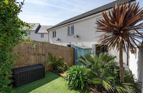 Newquay House | Stylish Home with Private Parking & Garden