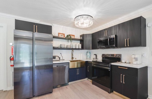 Middle River Terrace Apartment | Stylish House: Elegance & Comfort in Every Corner