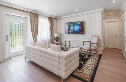 Middle River Terrace Apartment | Stylish House: Elegance & Comfort in Every Corner