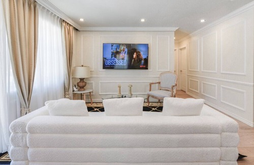 Middle River Terrace Apartment | Stylish House: Elegance & Comfort in Every Corner