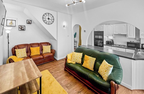 Stoke-on-Trent House | ⭑ Stylish House Near Hospital with Free Parking ⭑