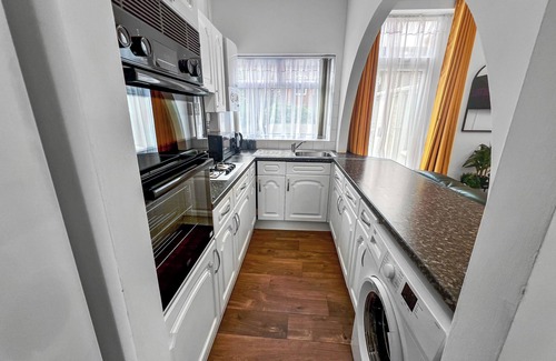 Stoke-on-Trent House | ⭑ Stylish House Near Hospital with Free Parking ⭑