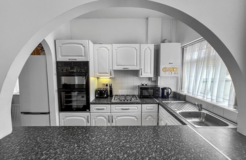 Stoke-on-Trent House | ⭑ Stylish House Near Hospital with Free Parking ⭑