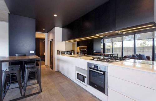 Fremantle Apartment | Stylish light and bright apartment tucked away behind Monument Hill in the Fremantle Art precinct