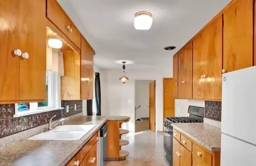 Northeast Neighbors House | Stylish MCM - 1 hour from Oregon Coast