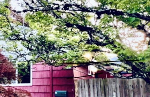 Northeast Neighbors House | Stylish MCM - 1 hour from Oregon Coast