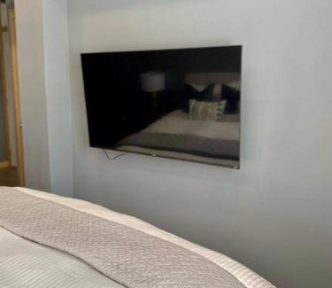 Hamilton House | Stylish Modern 2 bedroom house across from Beach