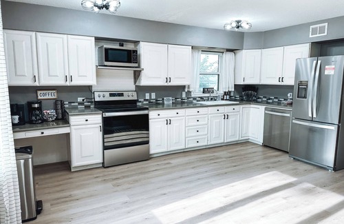 Sioux Falls House | Stylish & Modern Sleeps 10 Cornhole+PingPong Minutes to Most!