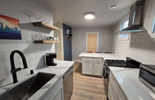 Fifth Ward Apartment | Stylish Modern Studio in Vibrant Walker's Point