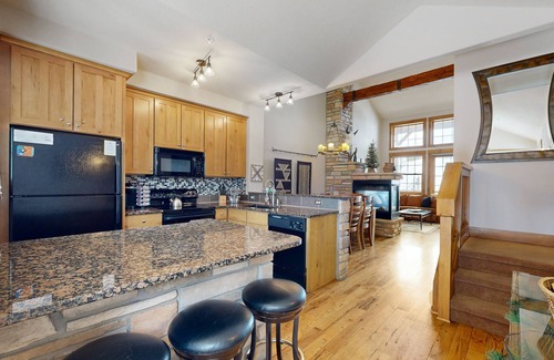 Granby Condo | Stylish mountain retreat with stunning views, a large kitchen, WiFi, & deck