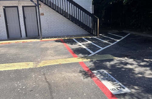 Central Arlington Apartment | Stylish near Stadiums, 6 Flags, Parking, Wifi.