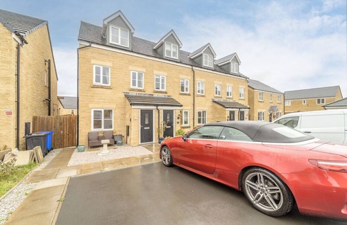 Fence House | Stylish new build home central Colne