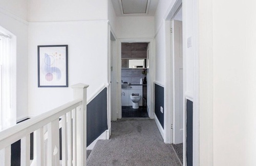 Fenham House | Stylish Newcastle Gem - Sleeps 9 - Parking