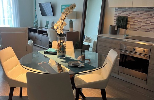 Hollywood Lakes Condo | Stylish Oceanview apartment in Hollywood Beach + 2 free bikes