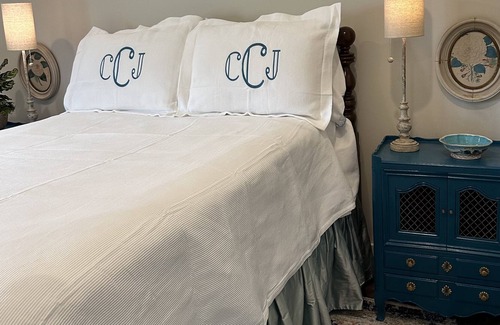 Oxford Cottage | Stylish Oxford getaway! Just a 10-minute walk to Oxford’s historic Downtown Squ.