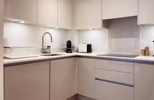 Syon Apartment | Stylish Pad London: with Free Parking!
