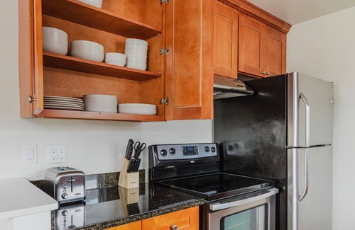University South Apartment | Stylish Palo Alto 2BR w/Balcony, Courtyard & W/D