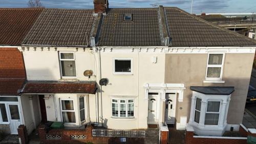 Portsmouth Apartment | Stylish Refurbished 3-Bed Haven