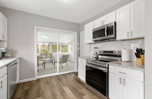 Bristol House | Stylish, Relaxing & Comfy 3 BDR Home. 2 minutes to Lake Compounce