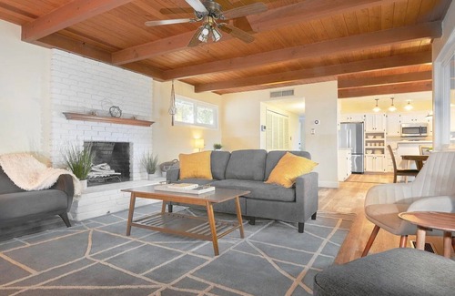 Raisin House | Stylish & Remodeled - Walk to Fresno State Stadium
