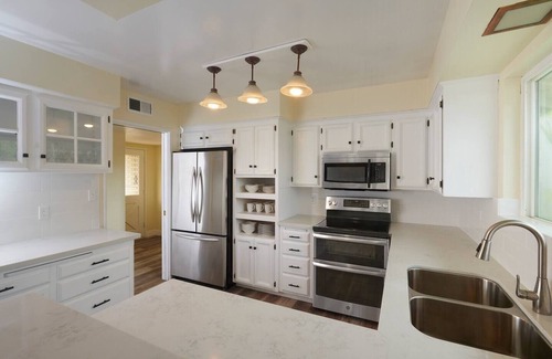 Raisin House | Stylish & Remodeled - Walk to Fresno State Stadium