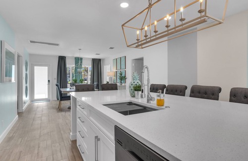 Melaleuca Gardens House | Stylish & Renovated 4BR W/Tiki + Heated Pool