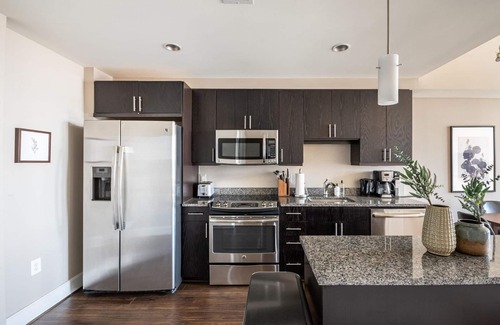 Reston Apartment | Stylish Reston 2BR w/Pool & Gym, nr Dining & Drinks, by Blueground