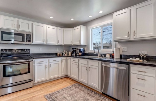 Barths House | Stylish Retreat: Comfort & Convenience only 10 Minutes from Denver! Ultimate Getaway
