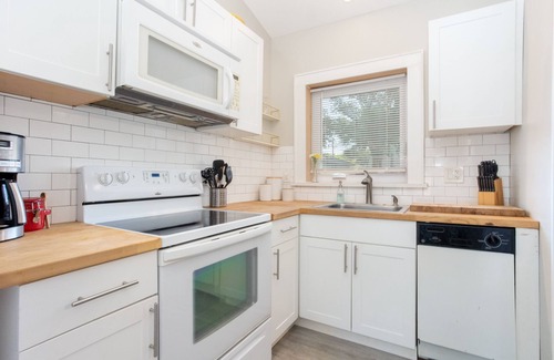 Crescent Lake House | Stylish Retreat: Patio, Bikes+Golf Near Dtwn&Beach