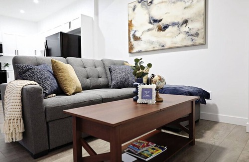 Northwest Edmonton Condo | Stylish Retreat w/King Bed|Long Stays|WEM|Disney+