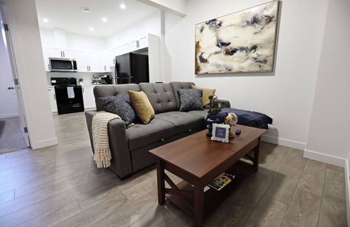 Northwest Edmonton Condo | Stylish Retreat w/King Bed|Long Stays|WEM|Disney+