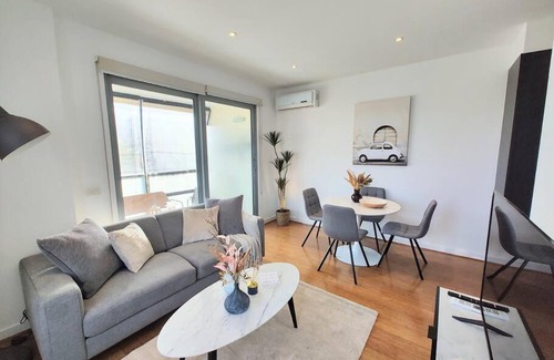 Caulfield North Apartment | Stylish Serenity at Orrong