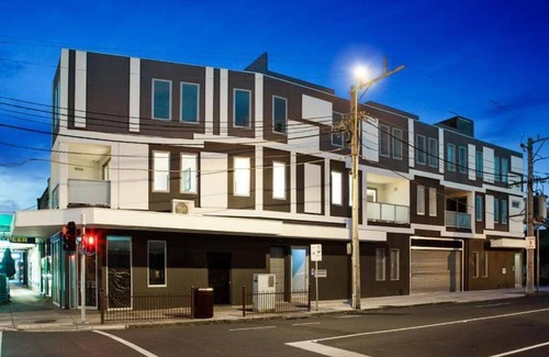 Caulfield North Apartment | Stylish Serenity at Orrong
