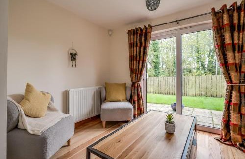 Lisburn House | Stylish & spacious 3 bedroom entire house in Lisburn with parking