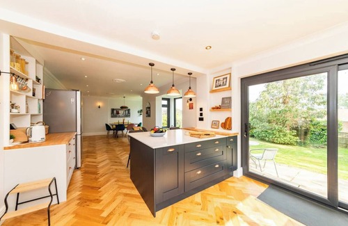 Tilehurst House | Stylish & Spacious 4 BR House With Garden! | Pass the Keys
