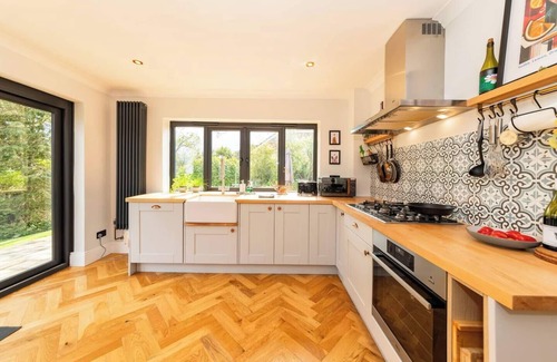 Tilehurst House | Stylish & Spacious 4 BR House With Garden! | Pass the Keys
