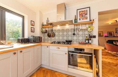 Tilehurst House | Stylish & Spacious 4 BR House With Garden! | Pass the Keys