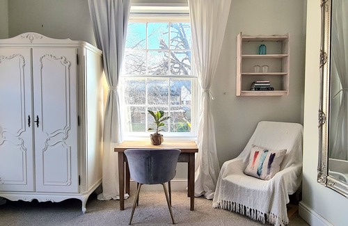 Winchester House | Stylish & spacious townhouse in Winchester's best location! Free parking x 2